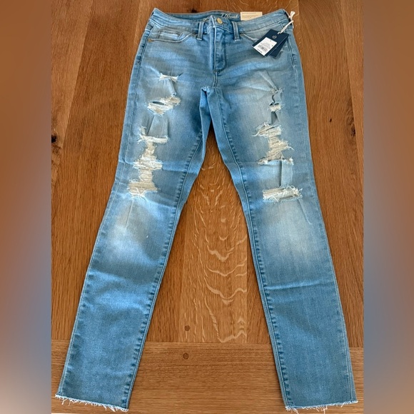 Universal Thread Light Blue Distressed Skinny Jeans NWT - Picture 1 of 4